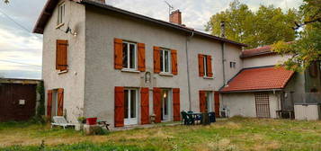 Maison de plus de 200 M² avec jardin sur la commune de Bonson