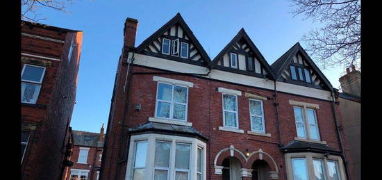 Flat to rent in Oakwood Avenue, Leeds LS8