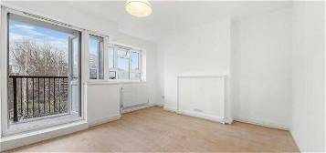 Flat to rent in Bruce Road, Bromley By Bow E3