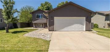 6005 S Aaron Ave, Sioux Falls, SD 57106