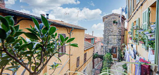 MENTON - Vieille-ville - 2P avec vue dégagée