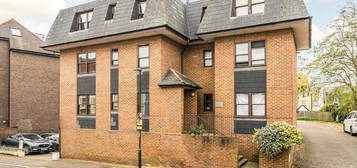 Flat to rent in Station Road, Hampton TW12