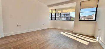 Flat to rent in High Road, London N22