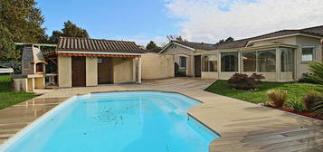 Maison PP de 4 chambres avec piscine, garage et jardin paysagé