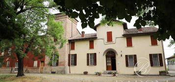 Casa padronale con capannoni e terreno a Poviglio