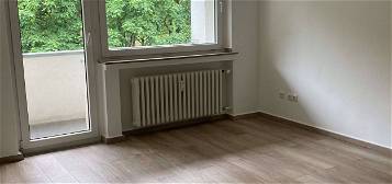 Sehr ansprechend geschnittene 3-Zimmer Wohnung mit Balkon in direkter Rheinnähe in Köln-Mülheim