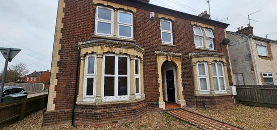 3 bedroom semi-detached house