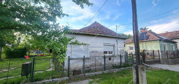 Banán eladó családi ház