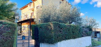 Casa singola con giardino e pertinenze