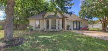 351 Thomas Dr, Martindale, TX 78655