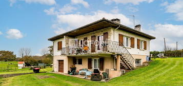 Maison familiale avec grand terrain et calme  à Laruscade