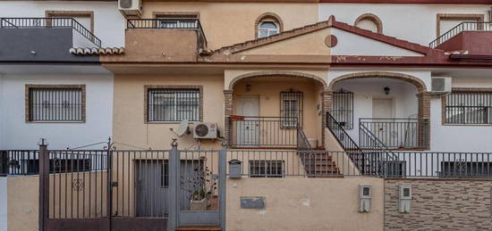 Casa adosada en venta en Calle Estrella Morente, Belicena