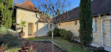 A vendre, belle Périgourdine aux portes de Périgueux type 8 avec piscine, pool house, spa et garages