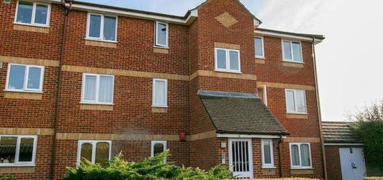 Flat to rent in Walpole Road, Burnham, Slough SL1