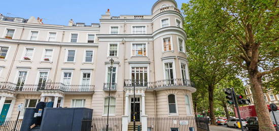 Flat to rent in Royal Crescent, London W11