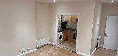 Studio to rent in Dagnall Park, South Norwood, London SE25