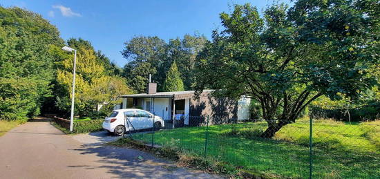 Idyllisch gelegener Bungalow am Waldrand mit wunderschönem Garten