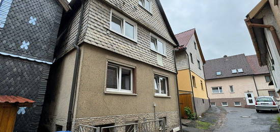 Einfamilienhaus in zentraler Lage in Steinach-Hallenberg zu vermieten (Modernisierungsbedarf)