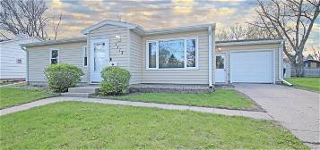 1113 4th St NW, Watertown, SD 57201