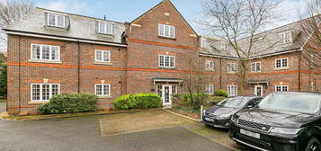 Flat to rent in Holywell Hill, St Albans AL1