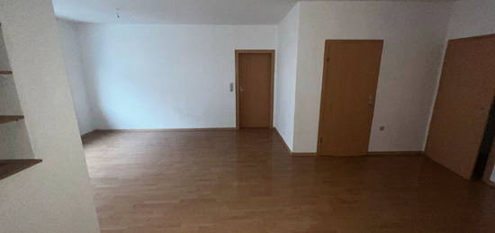 3ZKB Wohnung mit 20qm Hof zu vermieten; neu gestrichen