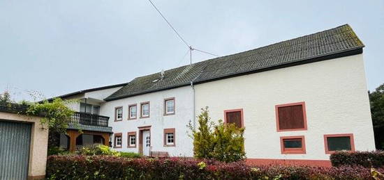 Ehemaliges Bauernhaus mit Nebengebäuden in Neidenbach