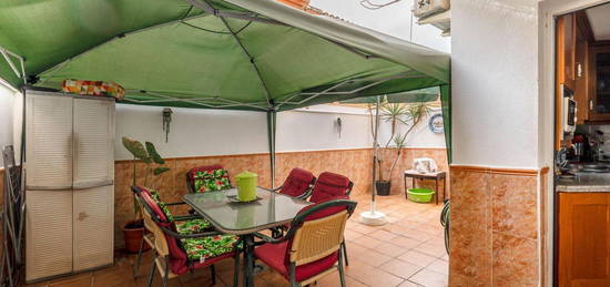 Chalet adosado en venta en calle Leon