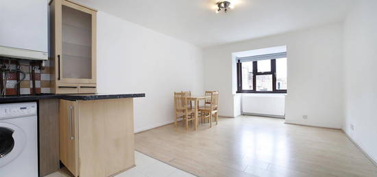 Flat to rent in Landsdown Court Rundell Crescent, Hendon NW4