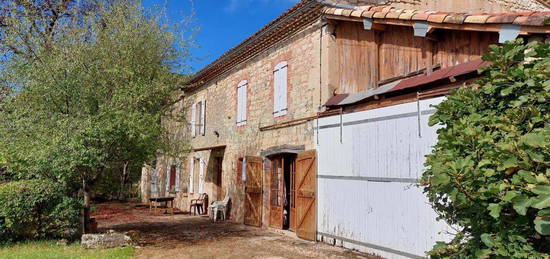 Maison de caractère à rénover avec plus de 2.5 ha de terrain attenant : un potentiel exceptionnel !