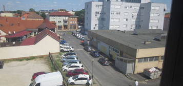 Városközpontban, felújított, klímás lakás kiadó