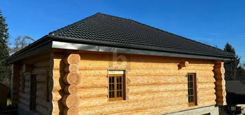 NACHHALTIGES HOLZBLOCKHAUS IN IDYLLISCHER GRÜNLAGE