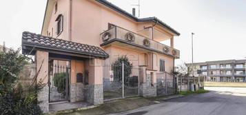 Bilocale in affitto in via Lombardia, 2