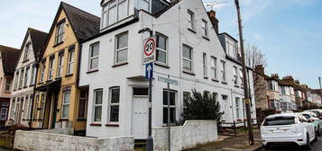 Flat for sale in Southview Drive, Westcliff-On-Sea SS0