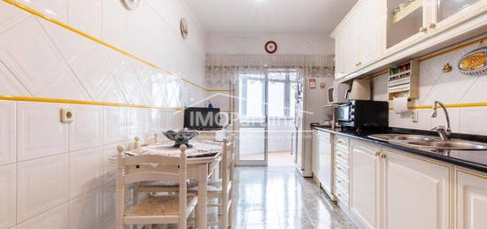 Apartamento T4 à venda na rua Professor Agostinho da Silva s/n