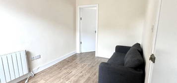 Flat to rent in Buckstone Road, London N18