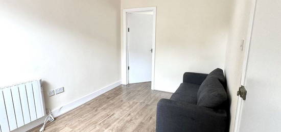 Flat to rent in Buckstone Road, London N18