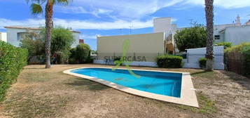 Moradia T2+2 com Piscina e Estacionamento