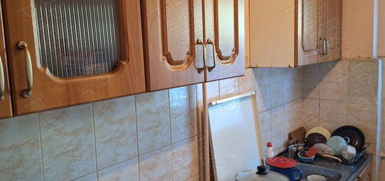 Apartament cu 3 camere în zona Dacia la parter foarte inalt  cu balcon