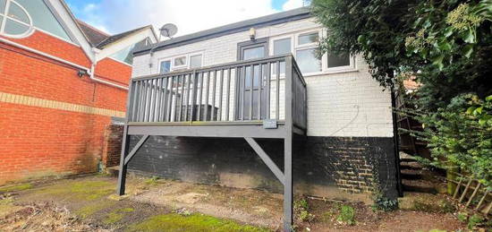 Flat to rent in Epsom Road, Guildford GU1