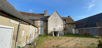 Maison ancienne, dépendances.Bords de Loire