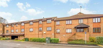 Flat to rent in Fairfield Avenue, Staines-Upon-Thames TW18