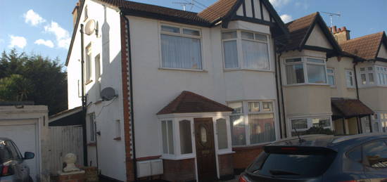 Flat to rent in Westcliff Park Drive, Westcliff-On-Sea SS0