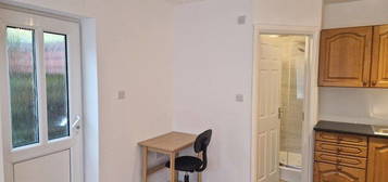 Studio to rent in Hersham, Walton-On-Thames KT12