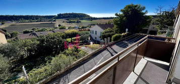 Maison de village avec vue et un garage