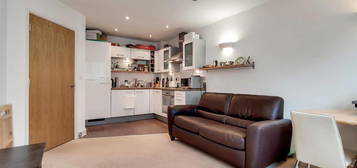 Flat to rent in Adriatic Apartments, Royal Victoria Dock E16