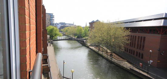 Flat to rent in Mayflower Court, Highbridge Wharf, Reading, Berkshire RG1