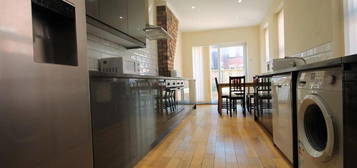 6 bedroom terraced house to rent