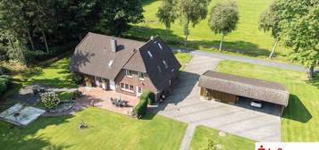 Wohnhaus mit zwei Einheiten in idyllischer Lage mit Gartenteich