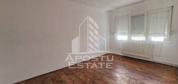 Apartament cu 3 camere, centrala proprie, zona Circumvala...