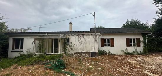 Plain pied à rénover entièrement avec jardin - Le Houlme - 107 m²